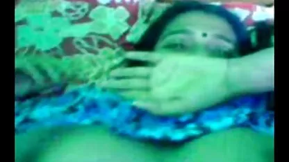 दोस्त मसाज टेबल पर रहता है, और ब्लौंडी फुल एचडी सेक्स मूवी अपने लटके हुए डिक को चूसता है