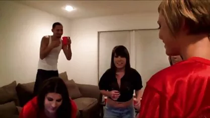 दो गंजे, सेक्सी फुल मूवी इंग्लिश पंप वाले पुरुष एक कुर्सी पर एक युवा गोरा को चोदते हैं