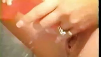 एक युवा नौकरानी मास्टर के एक्स वीडियो फुल मूवी एचडी बिस्तर पर अपने गुदा हस्तमैथुन करती है