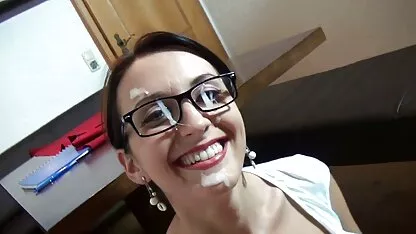 उस आदमी बीएफ सेक्सी फुल मूवी ने अपनी जीभ से चूत में ऊँगली की और गुदा में एक जवान गोरा लंड डाला