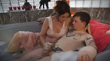 एक गंजा आदमी एक युवा tranny के अपने सेक्सी फिल्म फुल सेक्सी फिल्म वसा डिक बेकार है और शुक्राणु के साथ अपना मुँह भरता है