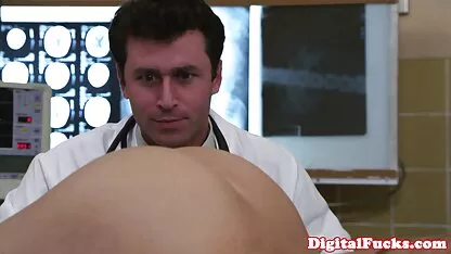 धूप में उसकी ब्लू पिक्चर सेक्सी फुल मूवी चूत को फेटता है