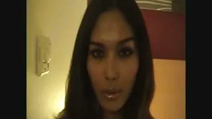 परिपक्व ने उसके छेद में एक सेक्सी मूवी फुल वीडियो बोतल डाल दी