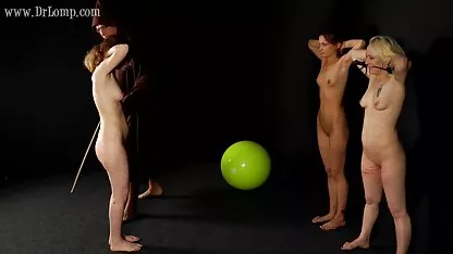 एक कुर्सी में एचडी फुल सेक्सी फिल्म एक सुंदर आदमी के साथ दो सुंदर लड़कियों की चुदाई