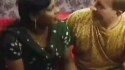 सेक्सी श्यामला बिस्तर पर हस्तमैथुन करती है और देखती है कि उसका पति पास में एक गोरा गोरा को सेक्सी फुल मूवी एचडी चोदता है