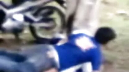 एक पतली लड़की अपनी मुंडा हिंदी में फुल सेक्स मूवी बिल्ली को अपनी उंगलियों से सहलाती है