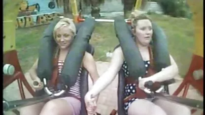 एक युवा कुतिया एक कैफे में एक मेज के इंग्लिश फिल्म फुल सेक्सी नीचे उसे बिल्ली दिखाती है