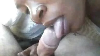 सुंदरी के बीच एक मोटा लंड चिपका हुआ है, सेक्सी पिक्चर मूवी फुल एचडी जिसे वह बड़ी शिद्दत से सहलाती है और एक बड़े डिल्डो से उसकी गांड चोदती है